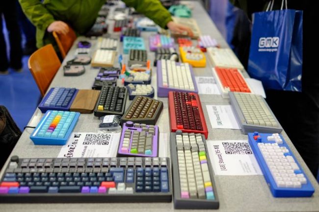 Viele bunte Keyboards auf einem Tisch